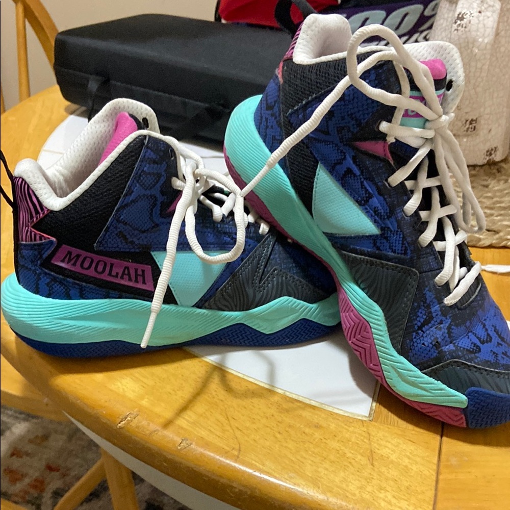 Moolah High-Top Sneakers size 5.5 Youth